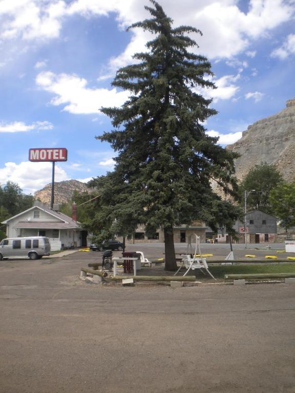 Riverside Motel Helper Exterior photo